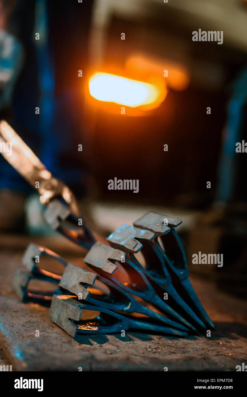 Handgeschmiedete Äxte Stockfoto