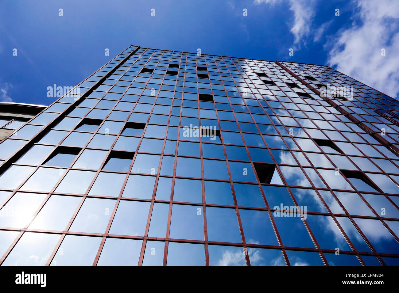 Deutschland, Dortmund, Fassade eines Bürogebäudes mit Reflexion der Wolken Stockfoto