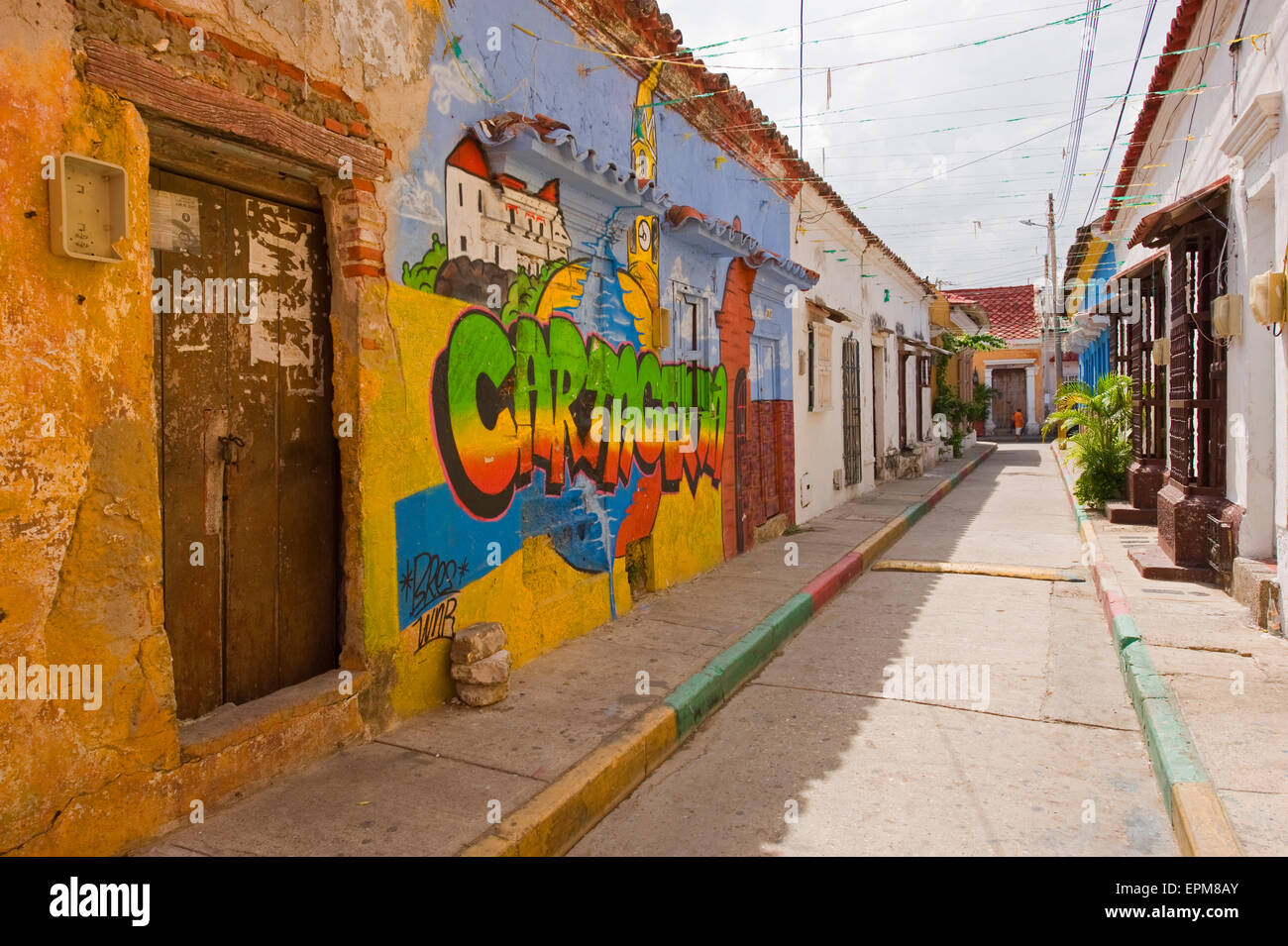 Graffiti bedeckt Wände in einer Straße im Bereich Getsemani von Cartagena, Kolumbien, Südafrika Stockfoto