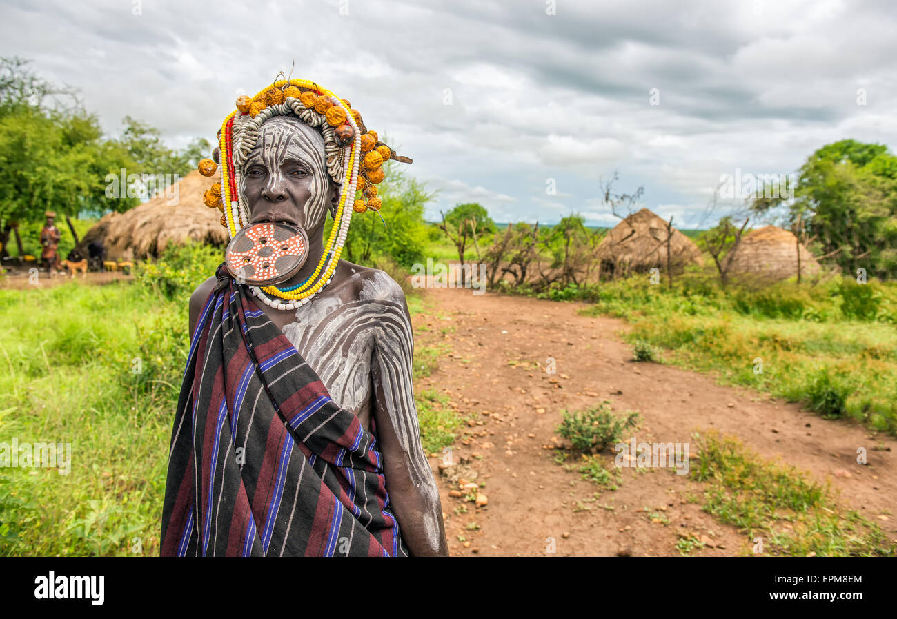 Frau aus dem afrikanischen Stamm Mursi mit großen Mundlochplatte in ihrem Dorf. Stockfoto