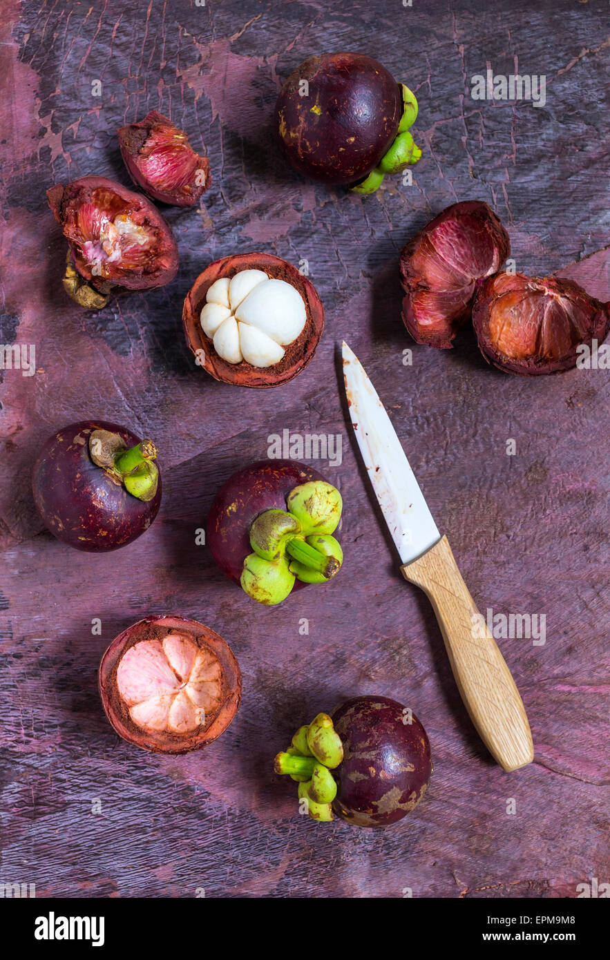 Ganze und eröffnet Mangostanfrüchte und ein Küchenmesser Stockfoto