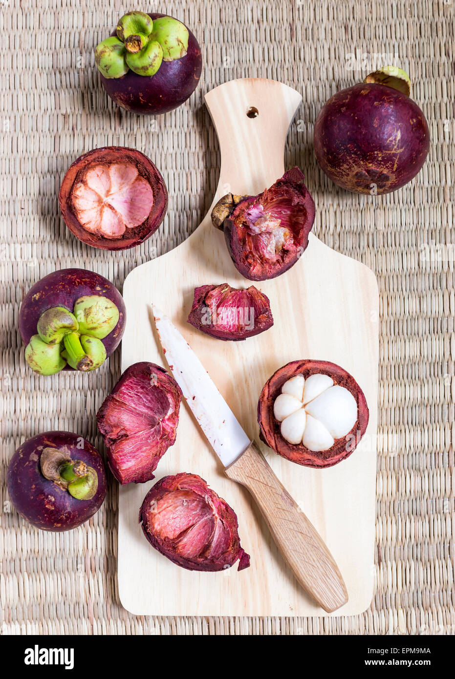 Ganze und eröffnet Mangostanfrüchte Stockfoto