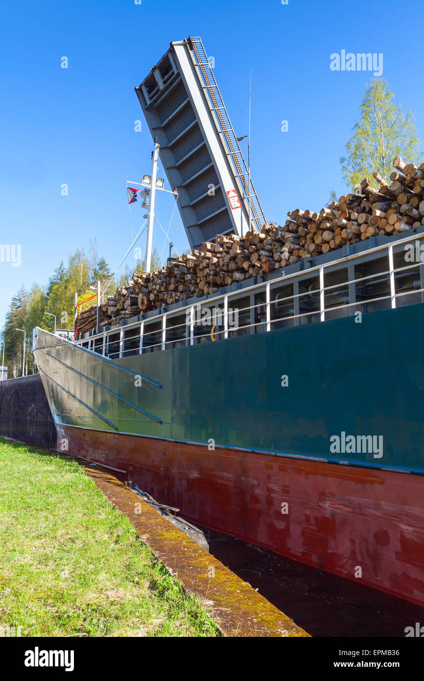 Großes Schiff mit einer Ladung von Holz kommt an das Gateway Tsvetochnoye Sperre auf dem Saimaa-Kanal, ein Transport-Kanal, die verbinden Stockfoto