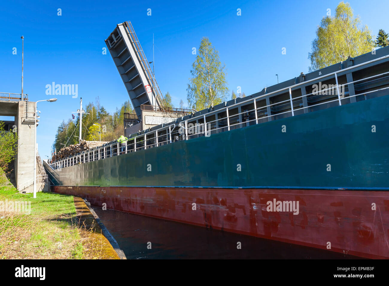 Großes Schiff mit einer Ladung von Holz kommt an das Gateway Tsvetochnoye Sperre auf dem Saimaa-Kanal Stockfoto