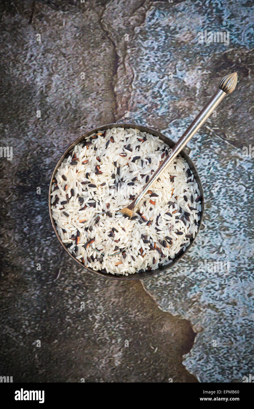 Bio Basmatireis in Schüssel Stockfoto