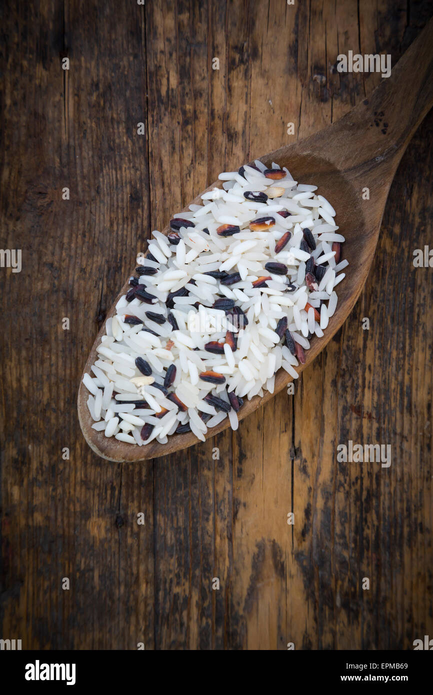 Bio Basmati-Reis auf Löffel Stockfoto