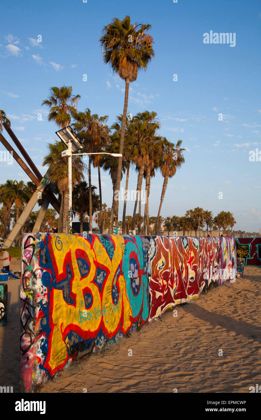 Palm Bäume und Graffiti Wand, Venice Beach, Los Angeles, Kalifornien Stockfoto