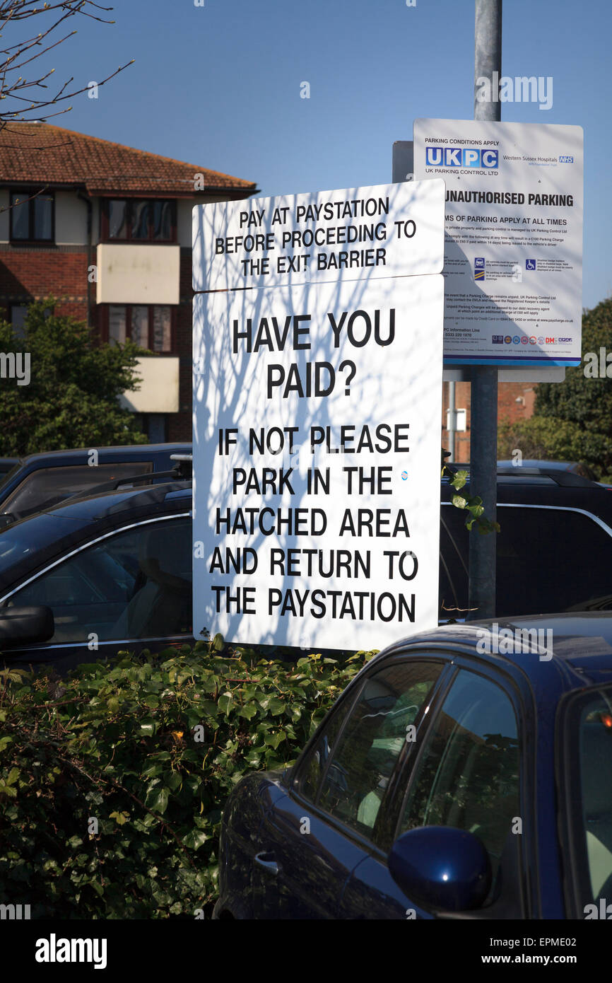 Parkplatz haben Sie bezahlt Zeichen und Zahlen an Kassen, bevor Sie fortfahren, um Zeichen zu beenden Stockfoto