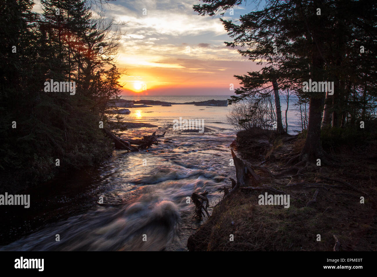 Hurrikan-Fluss Sonnenuntergang. Die Hurrikan-Fluss stürzt in Lake Superior bei Sonnenuntergang. Pictured Rocks National Lakeshore. Michigan. Stockfoto