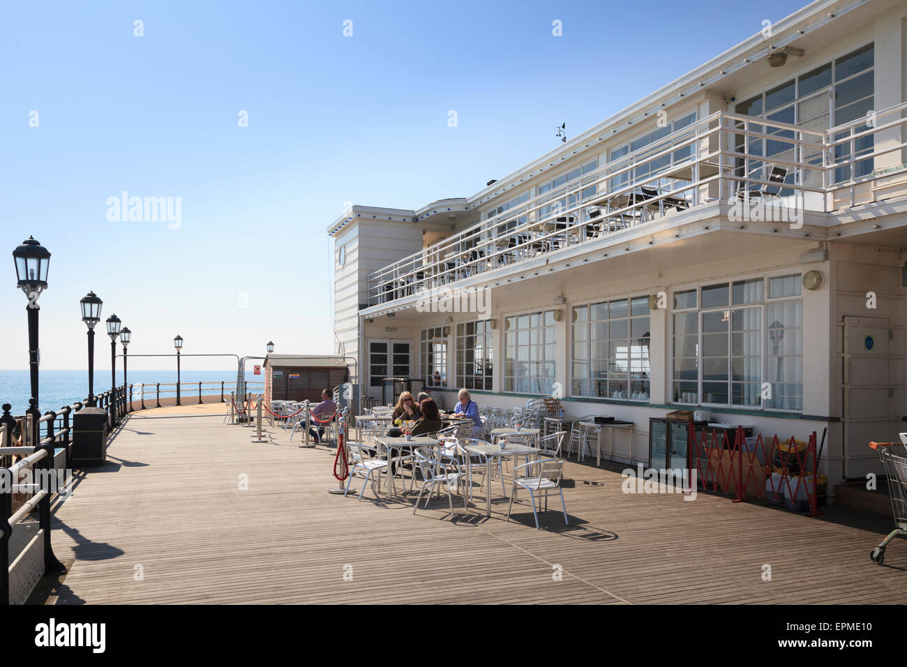 Kunden an Tischen im freien Worthing Pier südlichen Pavillon Cafe Stockfoto