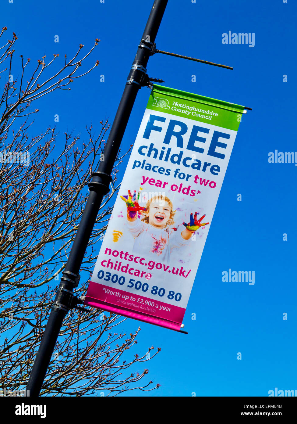 Nottinghamshire County Council kostenlose Kinderbetreuung Plätze für zweijährige Banner auf einen Laternenpfahl in Newark auf Trent England UK Stockfoto