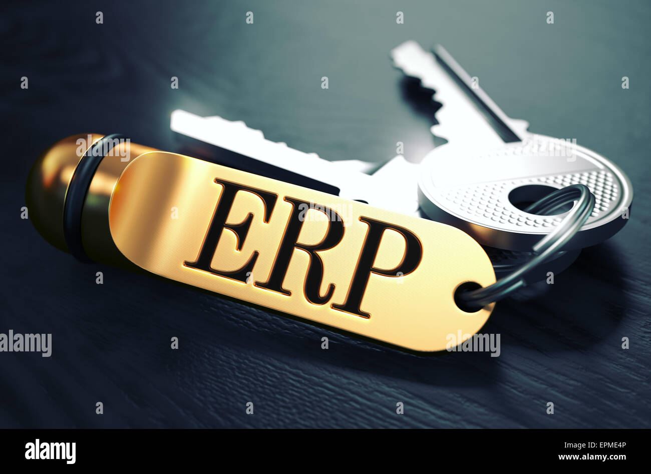 ERP - Enterprise Resource Planning - Konzept. Tasten mit goldenen Schlüsselanhänger auf schwarzer Holztisch. Nahaufnahme, Tiefenschärfe, 3D Stockfoto