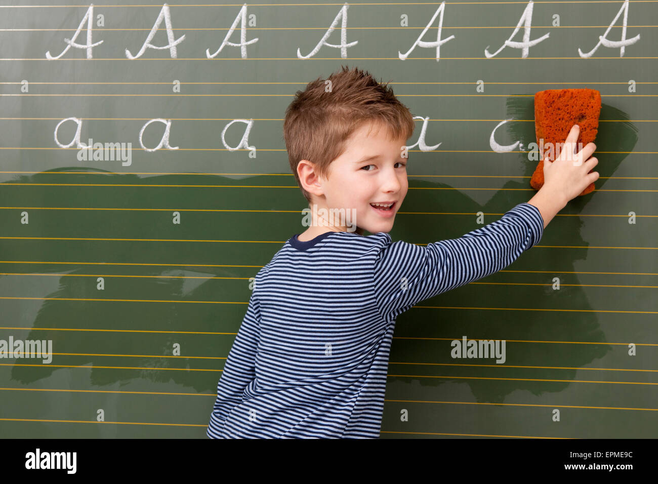 Schüler an der Tafel wischen Weg Buchstaben A Stockfotografie - Alamy