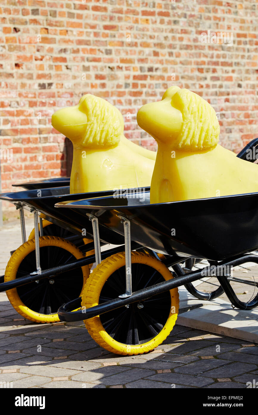 Shaggy Dog Stories Skulptur von Tom Hackett in Rufford Abbey, Nottinghamshire. Stockfoto