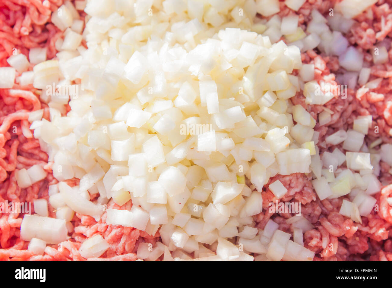 Weiße Zwiebel Würfeln und rosa Hackfleisch Stockfoto