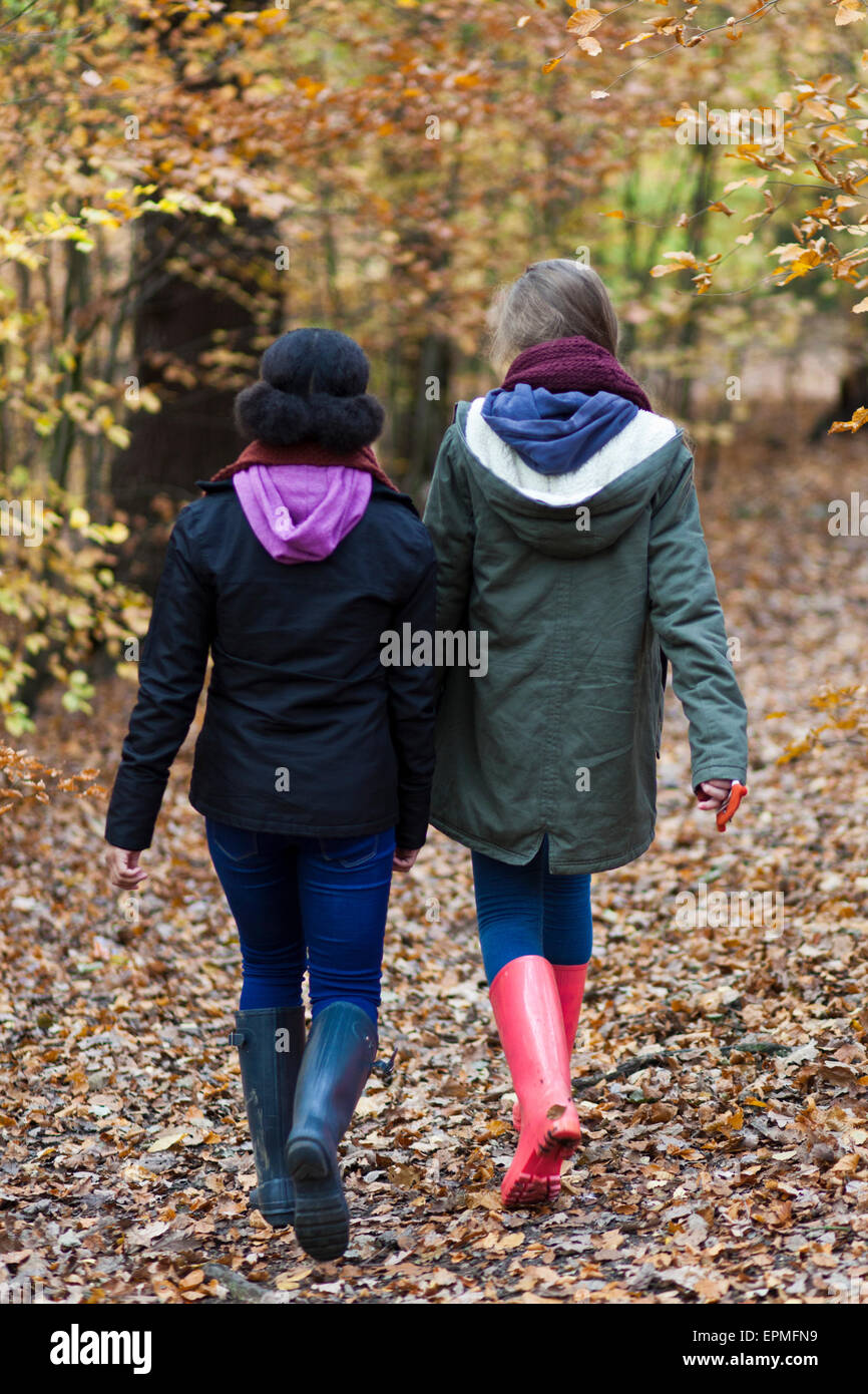 Zwei junge Mädchen im Wald Stockfoto