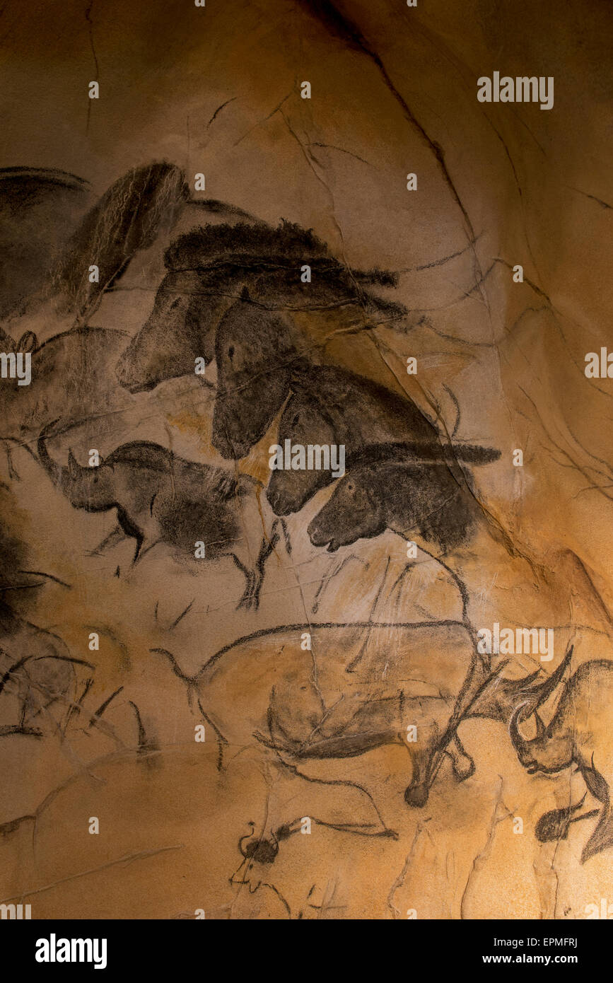 Nachbau des prähistorischen Felsmalereien der Chauvet-Höhle, Ardèche, Frankreich, zeigen Tiere, Wollnashorn und wilde Pferde Stockfoto