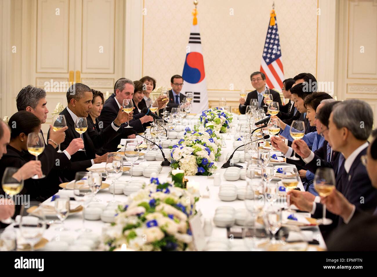 US-Präsident Barack Obama schlägt einen Toast, President Park Geun-Hye bei einem Arbeitsessen im Blue House 25. April 2104 in Seoul, Südkorea. Stockfoto