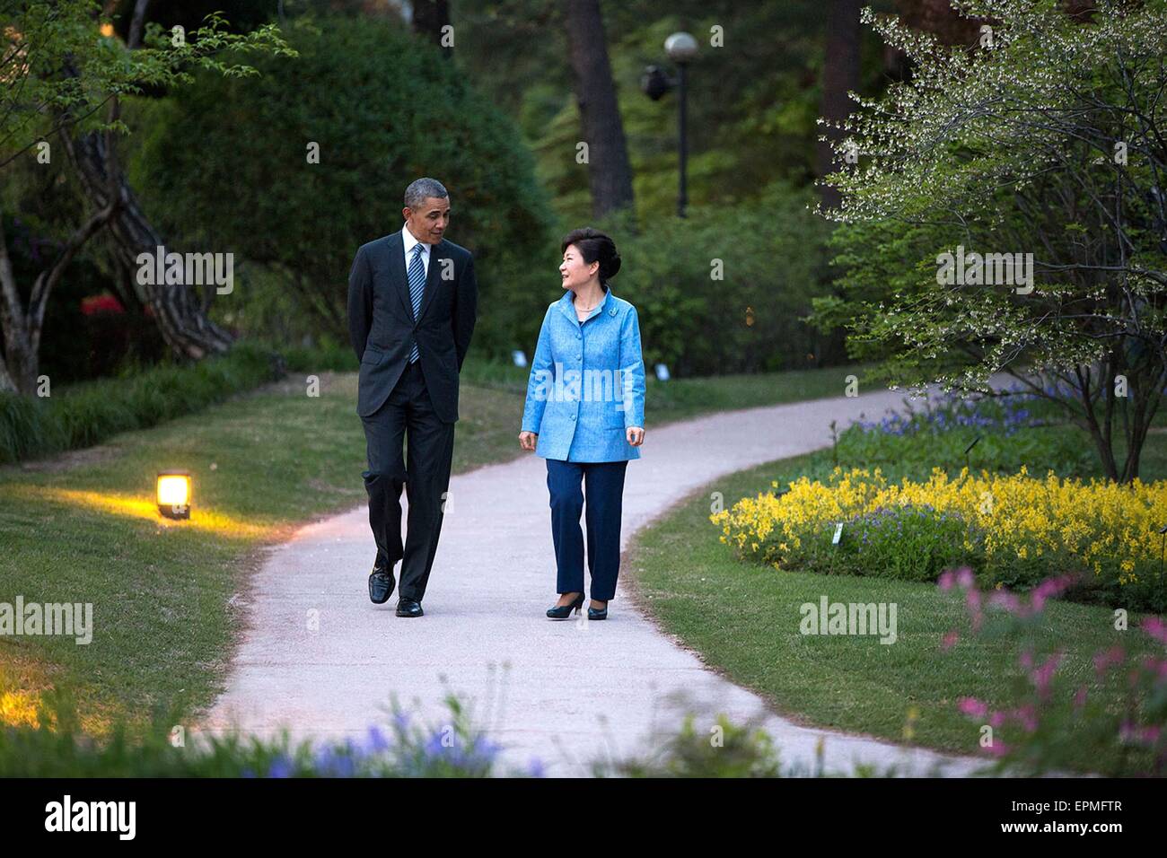 US-Präsident Barack Obama und Korean President Park Geun-Hye gehen in den kleinen Garten im Blue House 25. April 2104 in Seoul, Südkorea. Stockfoto
