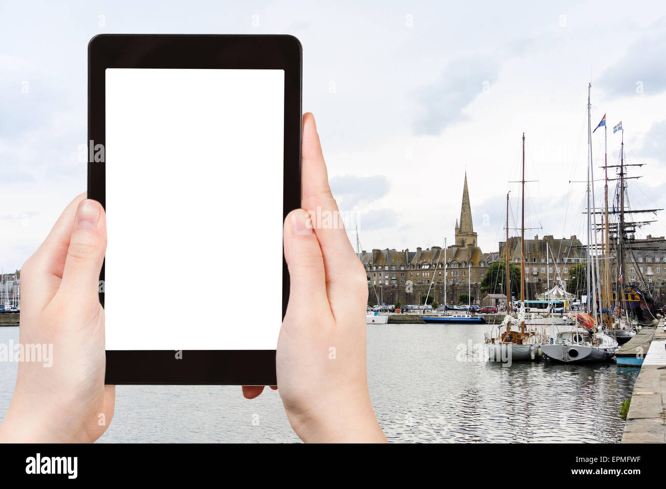 Konzept - Tourist Foto Blick Saint-Malo befestigte Hafenstadt in der Bretagne, Frankreich auf Tablet-pc mit ausgeschnittenen Bildschirm mit b zu reisen Stockfoto