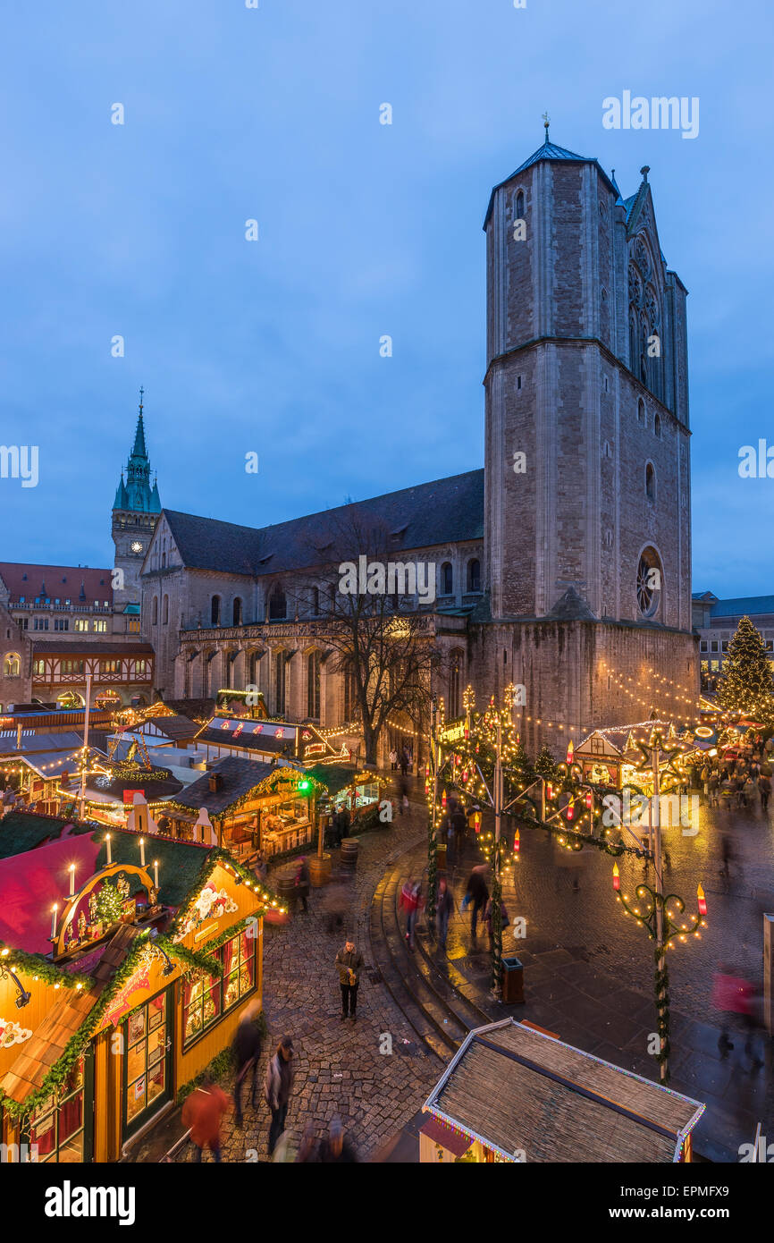 Deutschland, Niedersachsen, Braunschweig, Weihnachtsmarkt am Abend Stockfoto