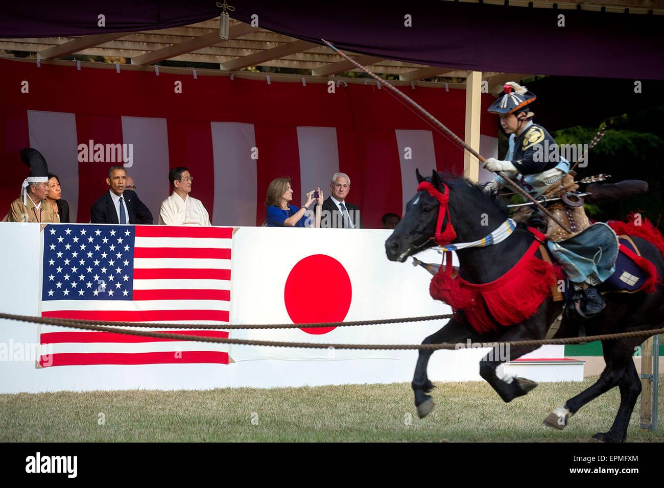 US-Präsident Barack Obama Uhren kaiserlichen Bogenschützen auf dem Pferd zeigen ihr können an der Meiji-Schrein in Tokio 24. April 2104. Links sind der Präsident sitzenden: Chief Priester Seitaro Nakajima, Caroline Kennedy, US-Botschafter in Japan, und ihr Ehemann Dr. Edwin Schlossberg. Stockfoto US-Präsident Barack Obama Uhren kaiserlichen Bogenschützen auf dem Pferd zeigen ihr können an der Meiji-Schrein in Tokio 24. April 2104. Links sind der Präsident sitzenden: Chief Priester Seitaro Nakajima, Caroline Kennedy, US-Botschafter in Japan, und ihr Ehemann Dr. Edwin Schlossberg. Stockfoto
