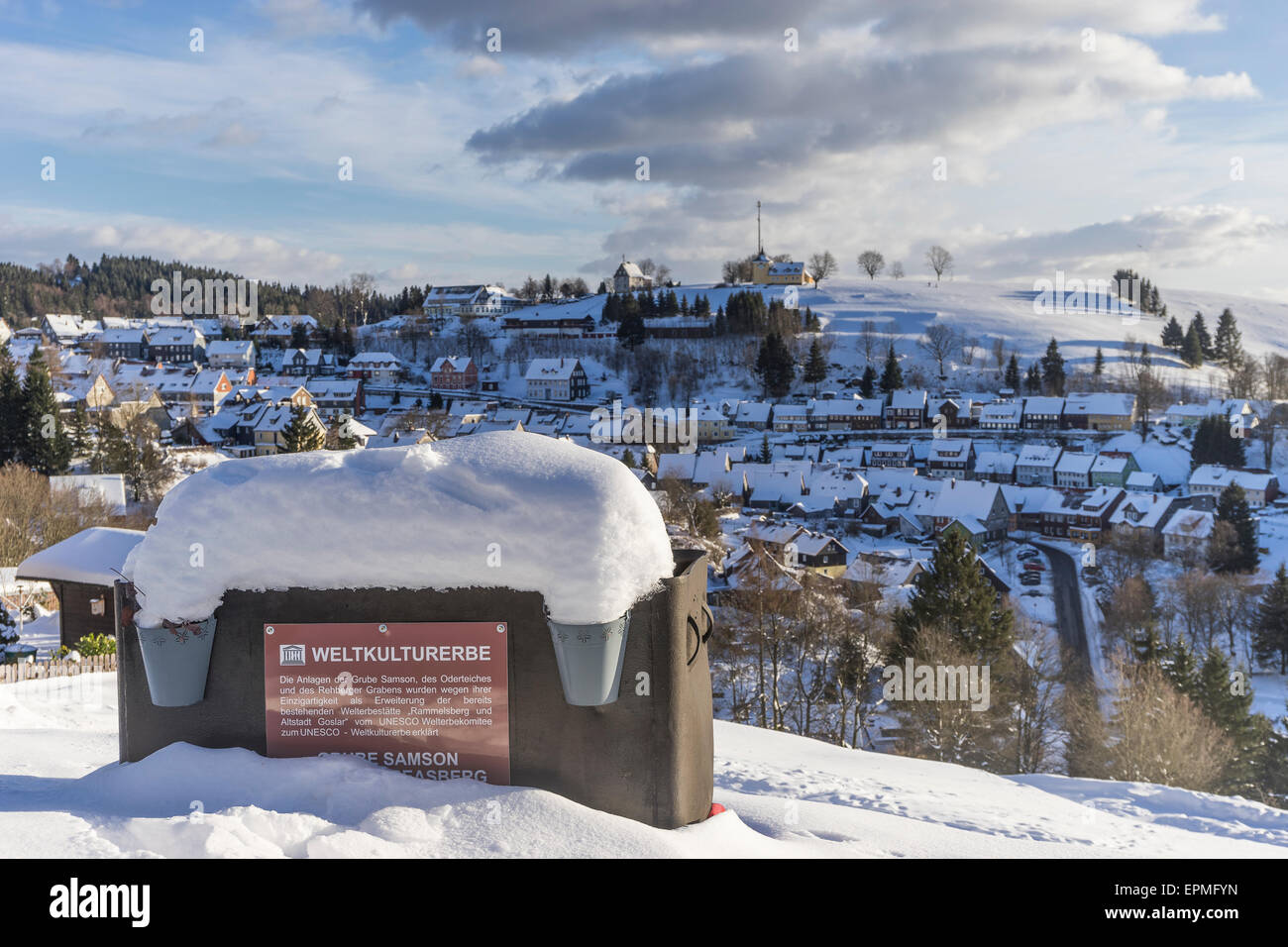Deutschland, Niedersachsen, Stadtbild von Sankt Andreasberg und Kipper Wagen der Grube Samson im winter Stockfoto