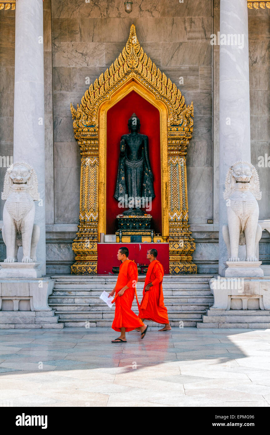 Asien. Thailand, Bangkok. Wat Benchamabophit. Marmor-Tempel, Mönche. Stockfoto