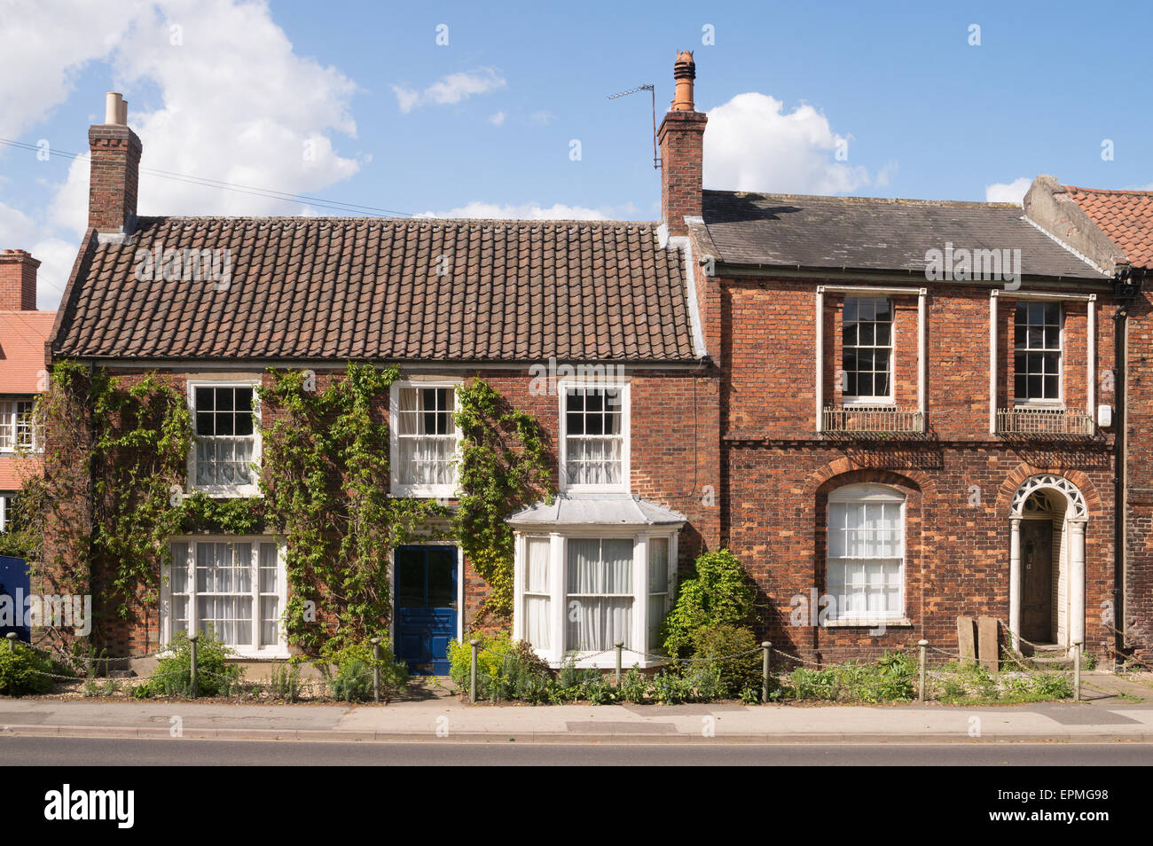 Nr. 14 und 12 Church Street, Spilsby, Lincolnshire, England, Vereinigtes Königreich. Auf der rechten Seite das alte Gymnasium um 1800 gebaut ist. Stockfoto
