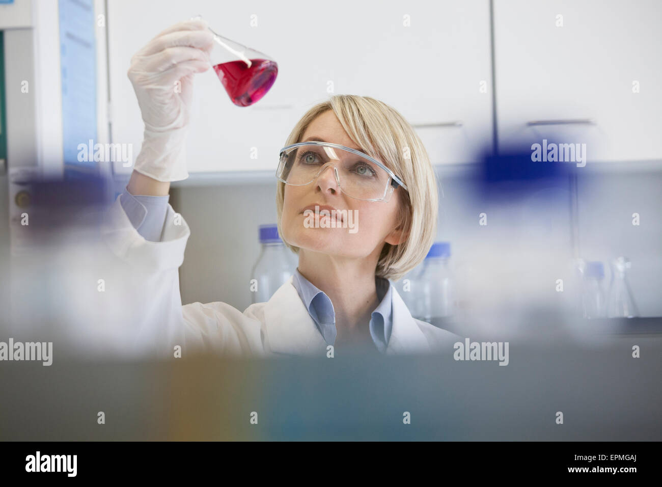 Wissenschaftler halten Erlenmeyerkolben im Labor Stockfoto