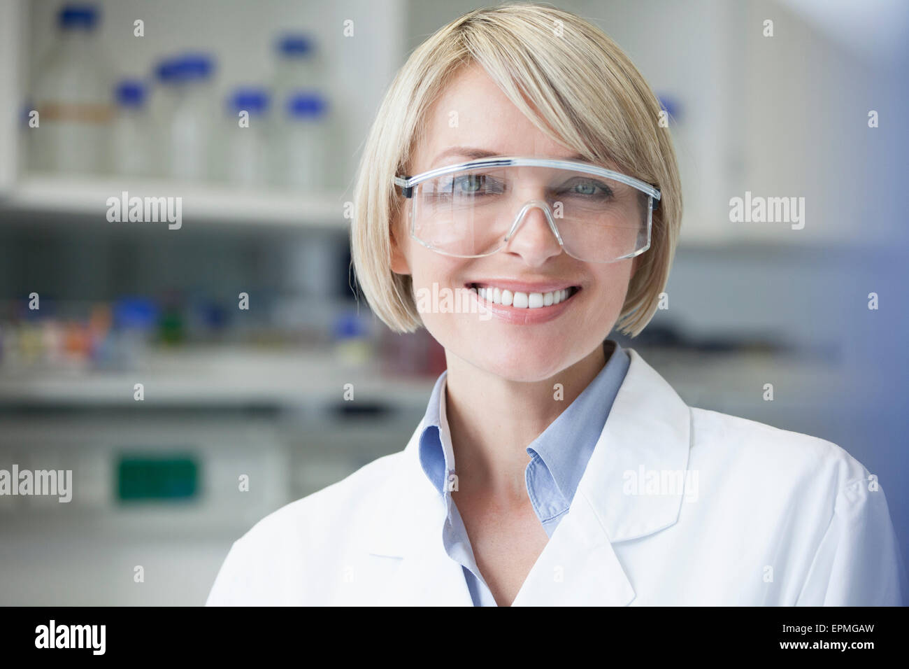 Porträt von lächelnden Wissenschaftler im Labor Stockfoto