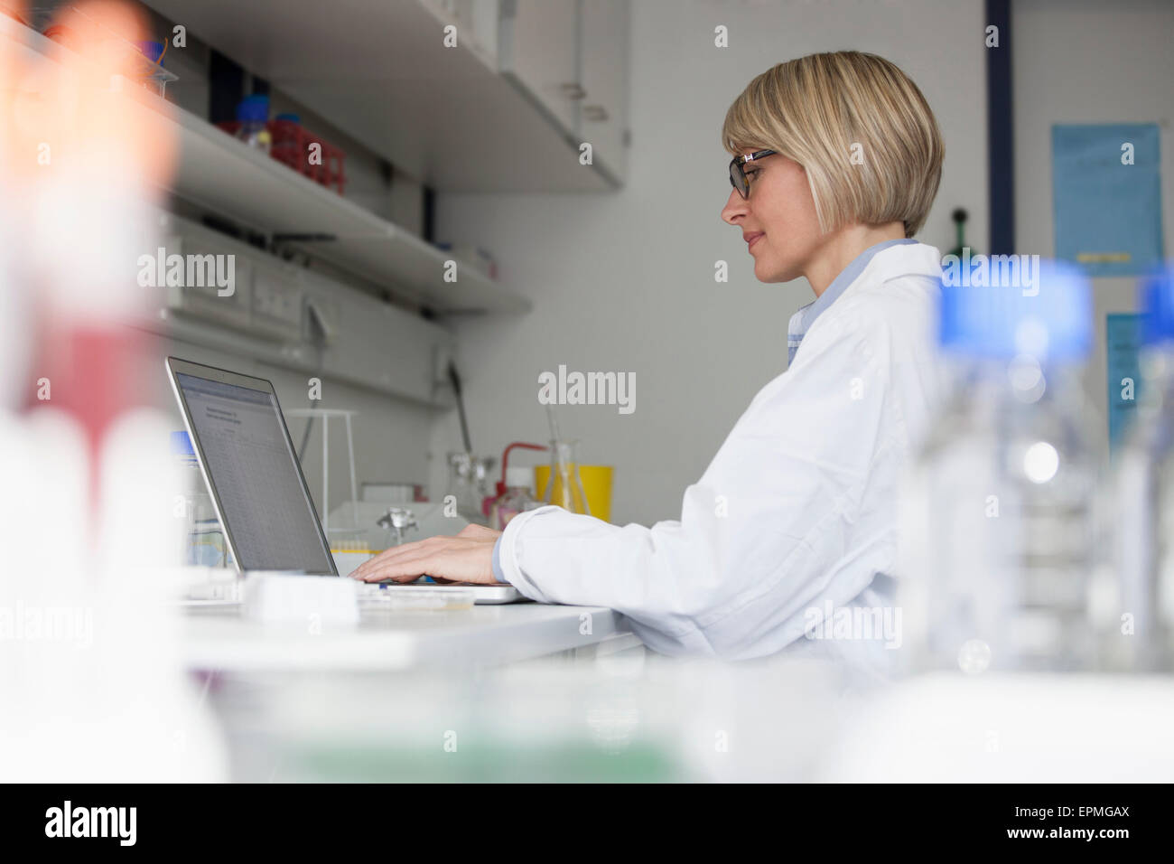 Wissenschaftler mit Laptop im Labor Stockfoto