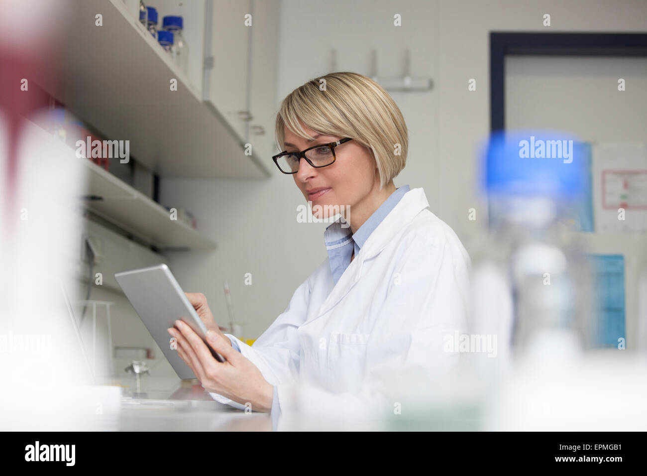 Wissenschaftler, die mit digital-Tablette im Labor Stockfoto