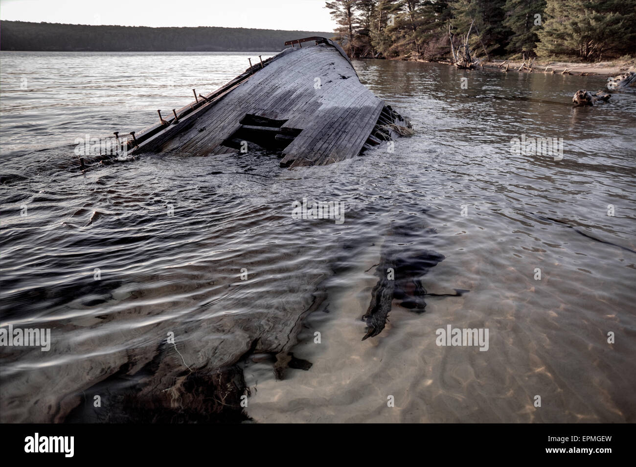 Schiffbruch und gestrandet. Hölzernes Schiffswrack am Ufer des Lake Superior. Pictured Rocks National Lakeshore. Munising, Michigan Stockfoto