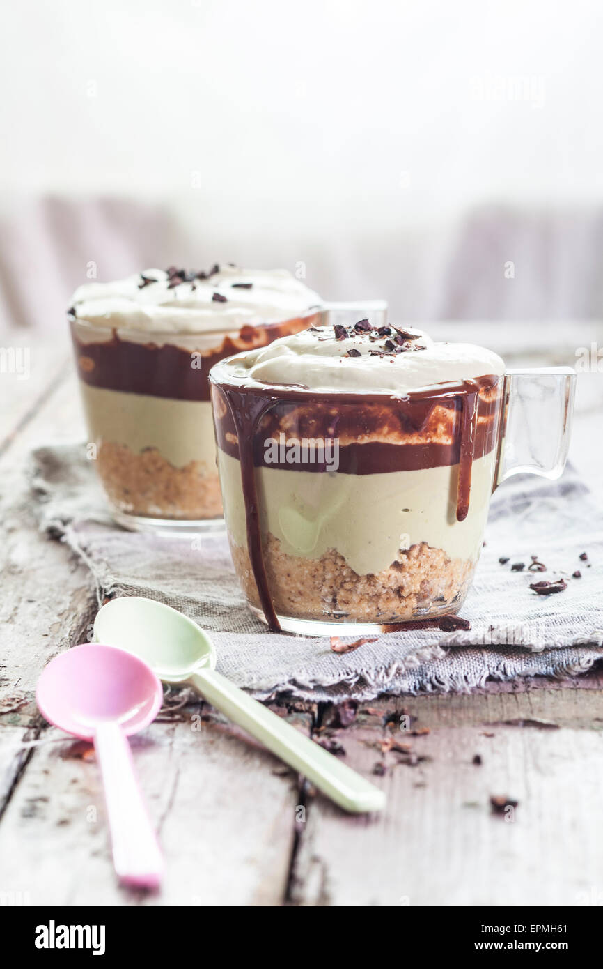 Zwei Gläser Ricotta Matcha Wüste Stockfoto