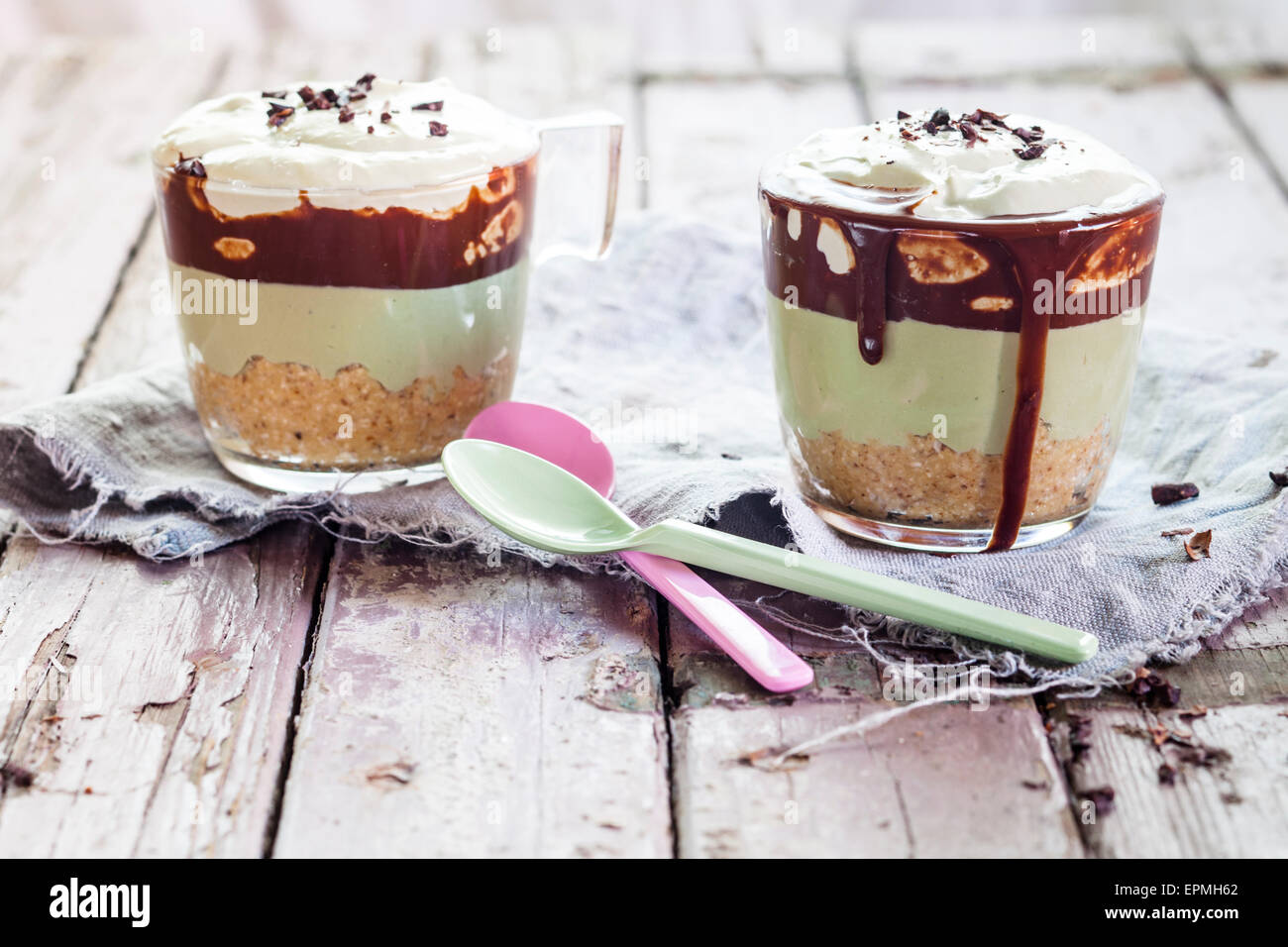 Zwei Gläser Ricotta Matcha Wüste Stockfoto