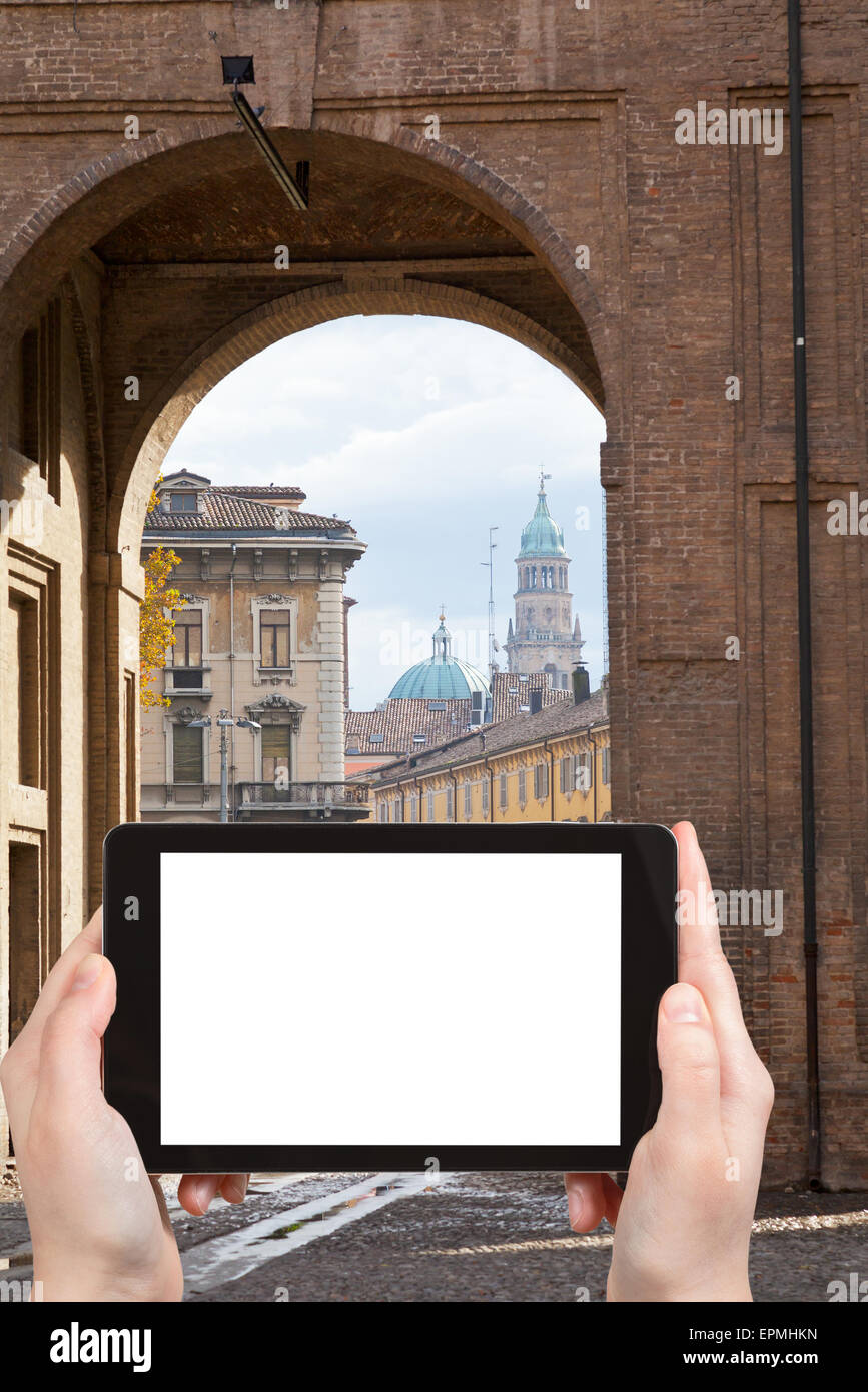 Reisen Sie Konzept - Tourist Foto Kathedrale durch Bogen des Palazzo della Pilotta in Parma Stadt, Italien auf Tablet-pc mit geschnittenen o Stockfoto