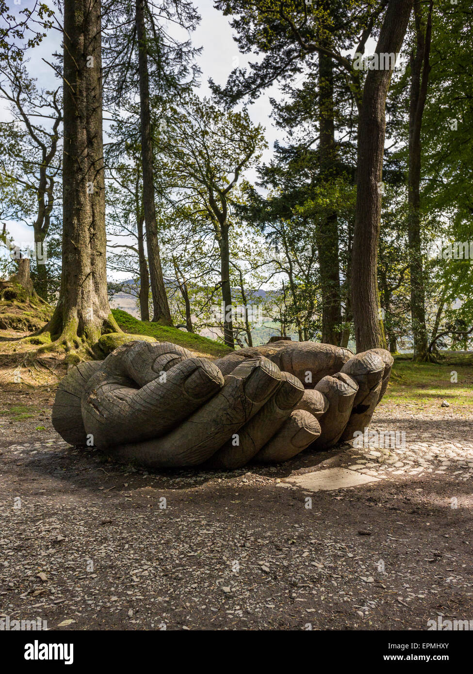 Englische Grafschaft Landschaft - Hände-Skulptur am Derwent Water Stockfoto