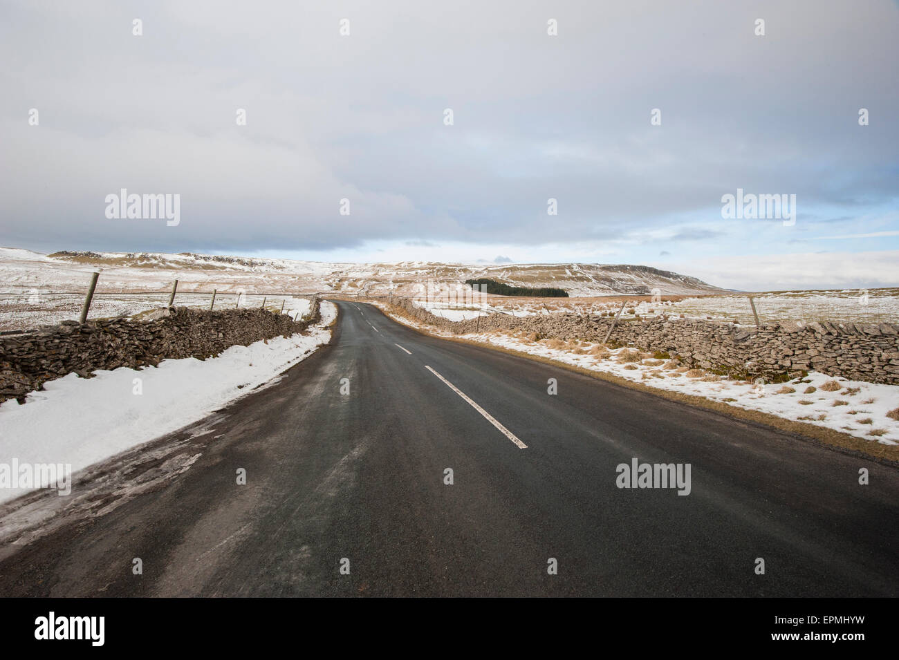 Landstraße gehen in Ferne durch englische ländliche Winterszene Stockfoto