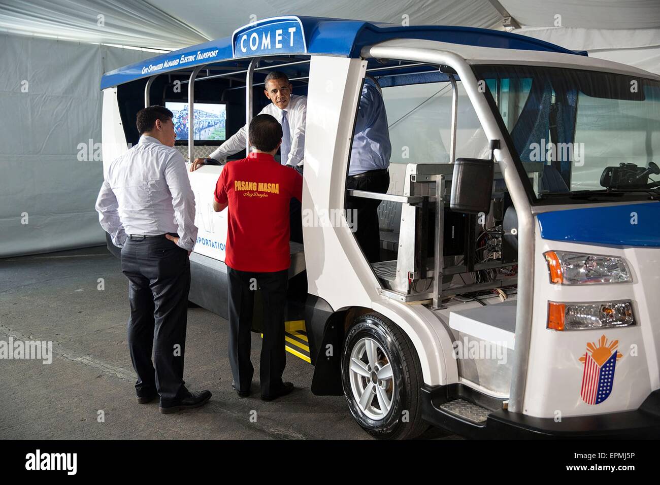 US-Präsident Barack Obama sieht die COMET-Elektro-Fahrzeug von Pangea Motoren im Sofitel Philippine Plaza 29. April 2104 in Manila, Philippinen gemacht. Stockfoto