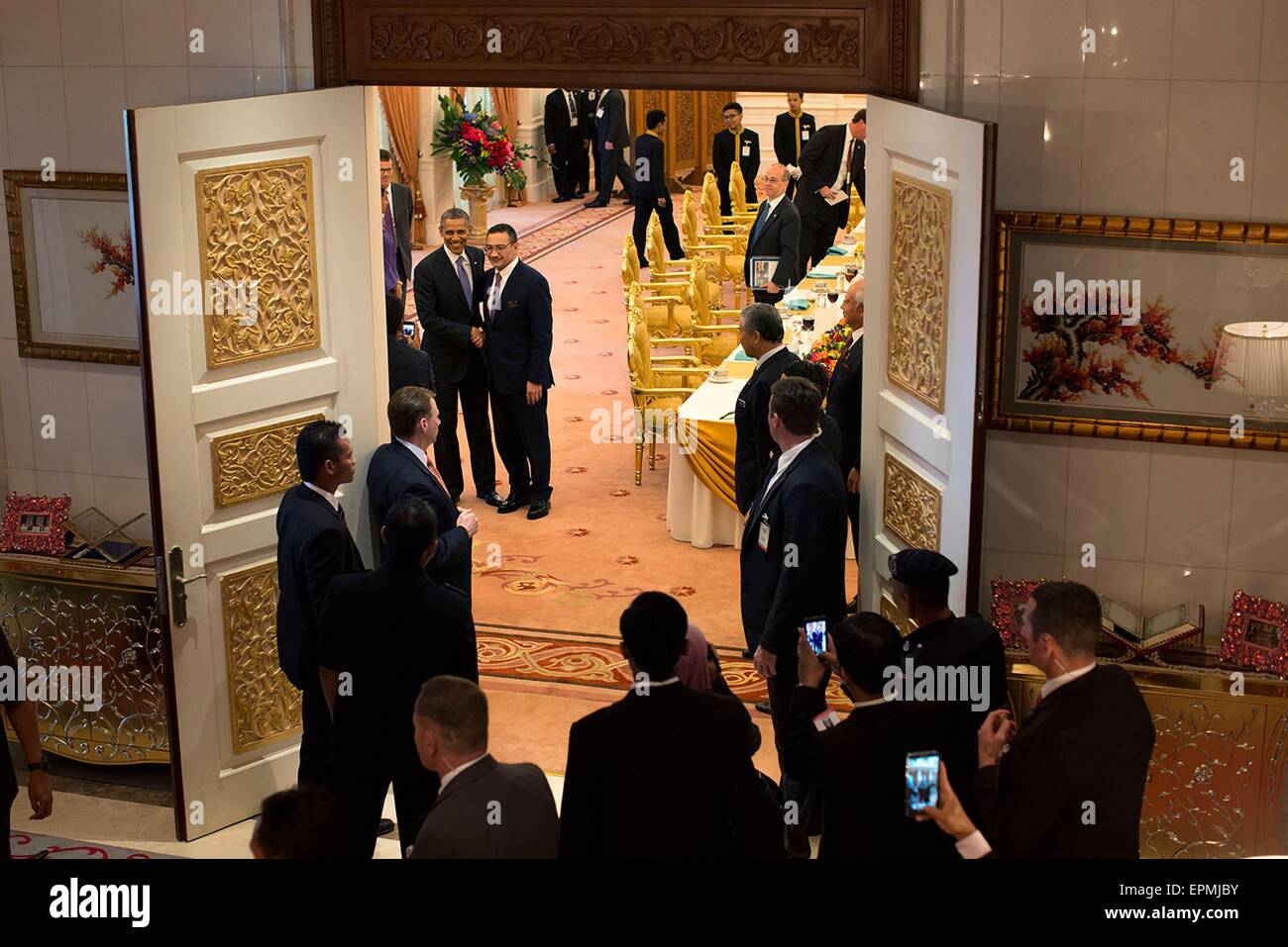 US-Präsident Barack Obama posiert für Fotos, die nach einem Arbeitsessen mit Premierminister Najib Razak am Wohnsitz des Premierministers 27. April 2104 in Kuala Lumpur, Malaysia. Stockfoto