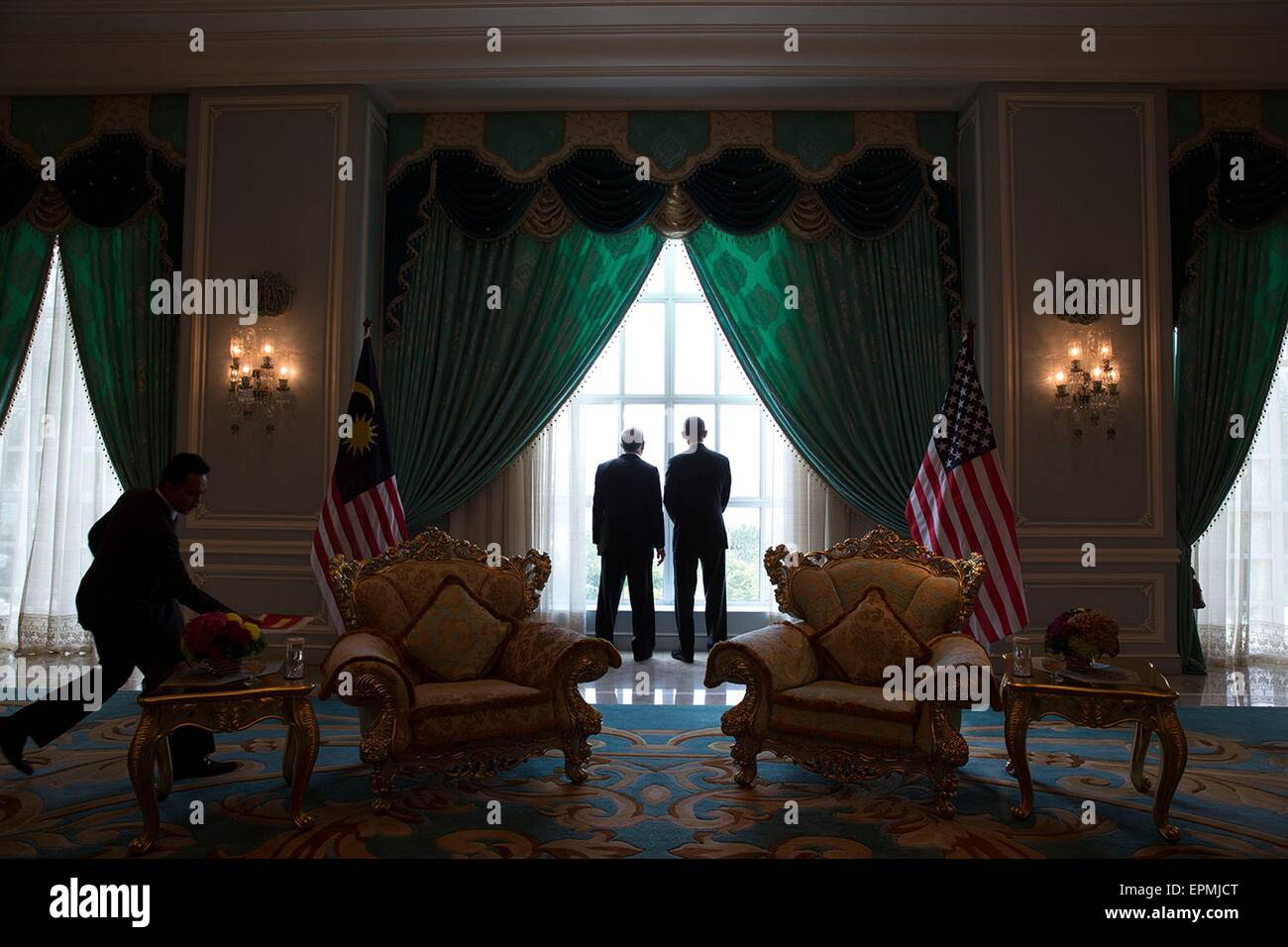 US-Präsident Barack Obama und malaysische Premierminister Najib Razak schauen aus dem Fenster vor einem bilateralen Treffen am Wohnsitz des Premierministers 27. April 2104 in Kuala Lumpur, Malaysia. Stockfoto