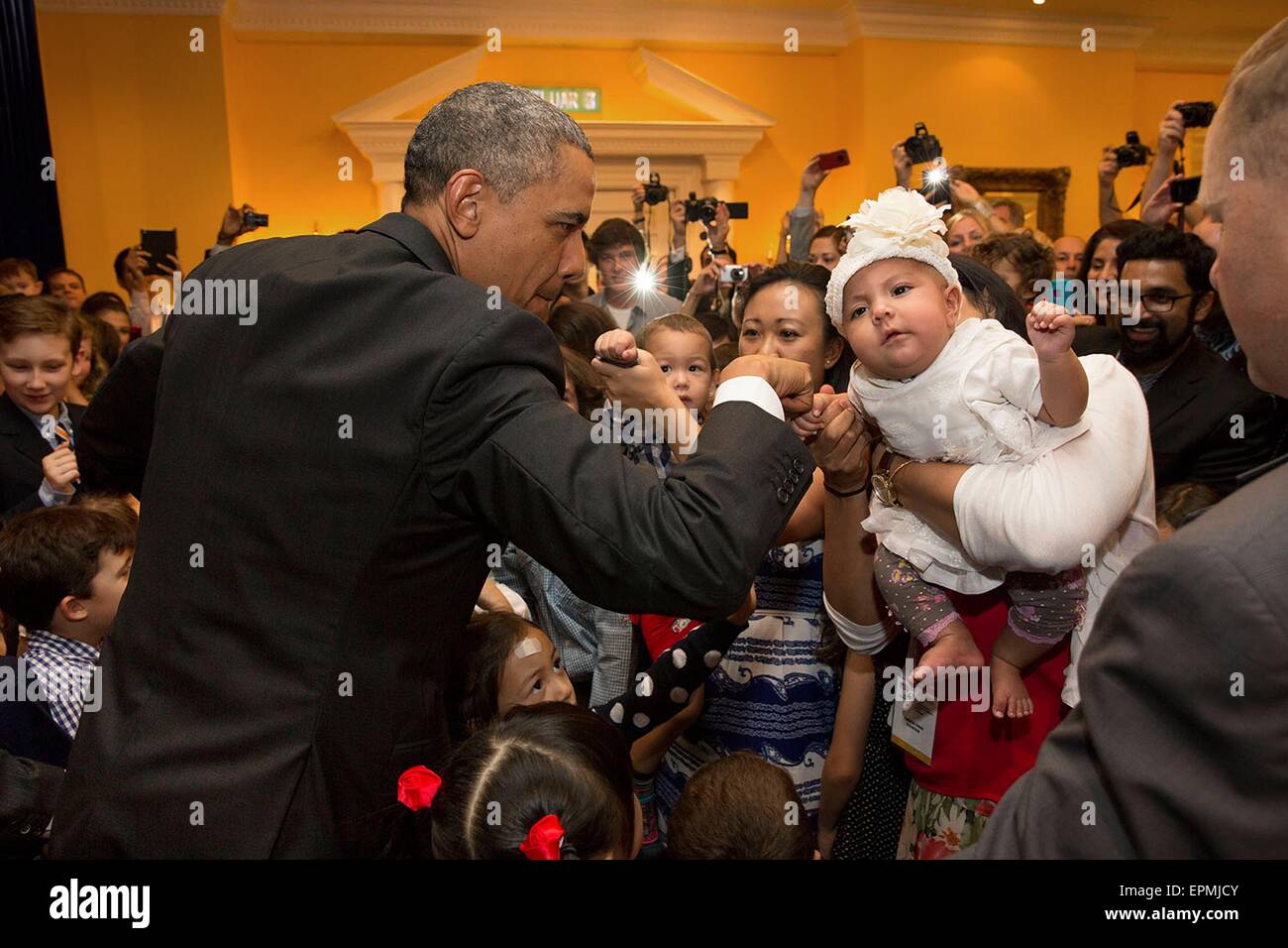US-Präsident Barack Obama gibt eine Faust-Beule, ein Baby bei einem Meet &amp; greet mit amerikanischen Botschaftsmitarbeiter und Familien im the Ritz-Carlton 27. April 2104 in Kuala Lumpur, Malaysia. Stockfoto