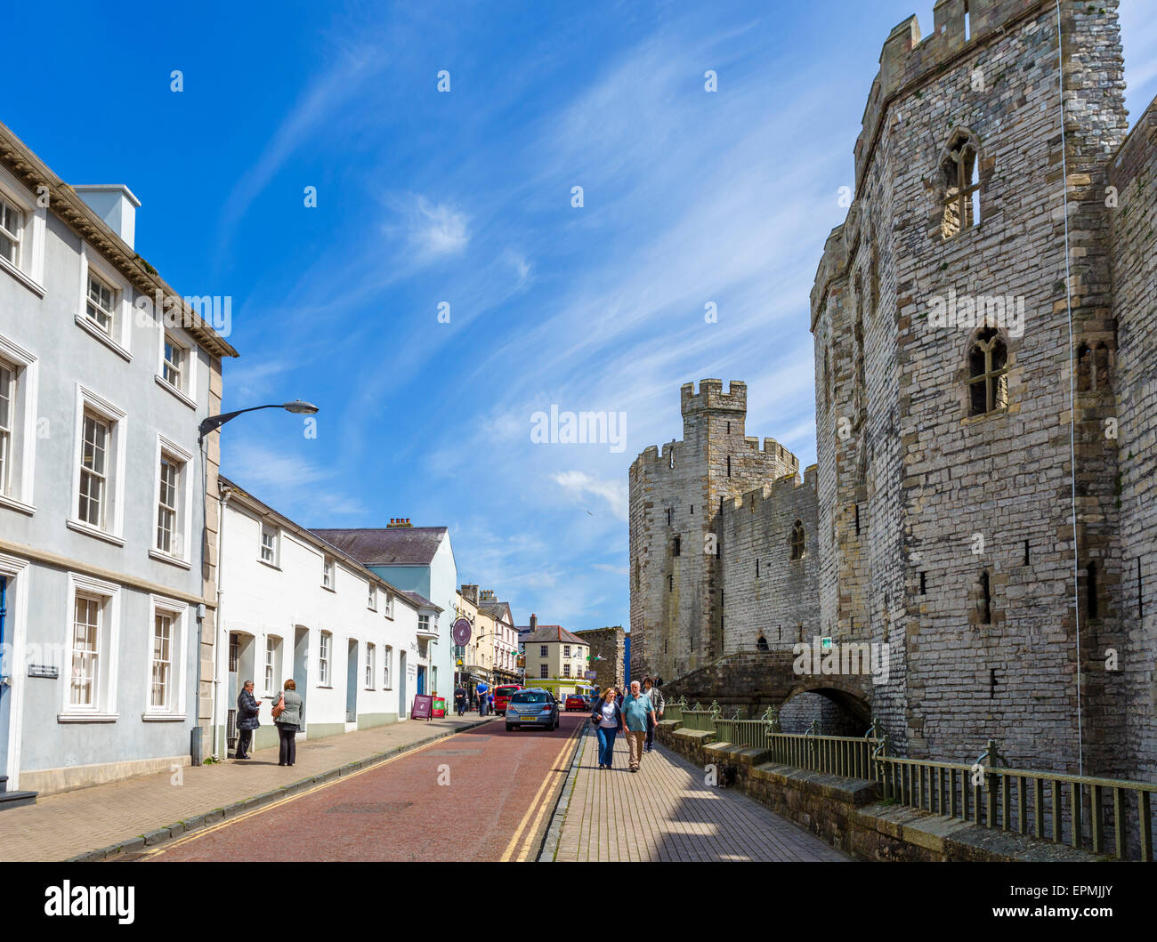 Schloss Graben vor dem Haupteingang zum Caernarfon Castle, Caernarfon, Gwynedd, Wales, UK Stockfoto