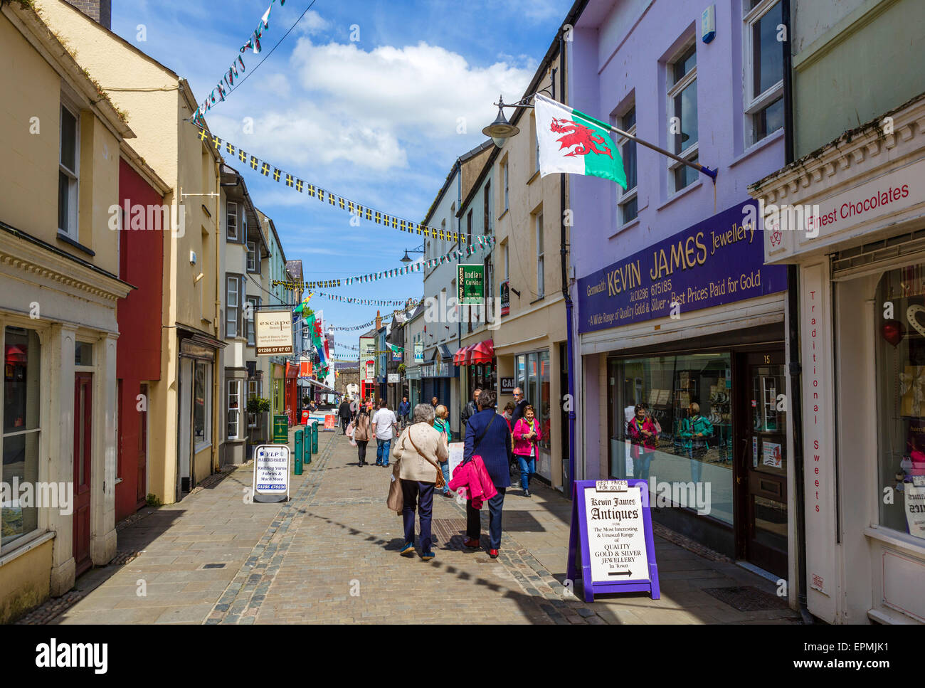 Geschäfte auf Schloss-Straße in der Stadt Zentrum, Caernarfon, Gwynedd, Wales, UK Stockfoto