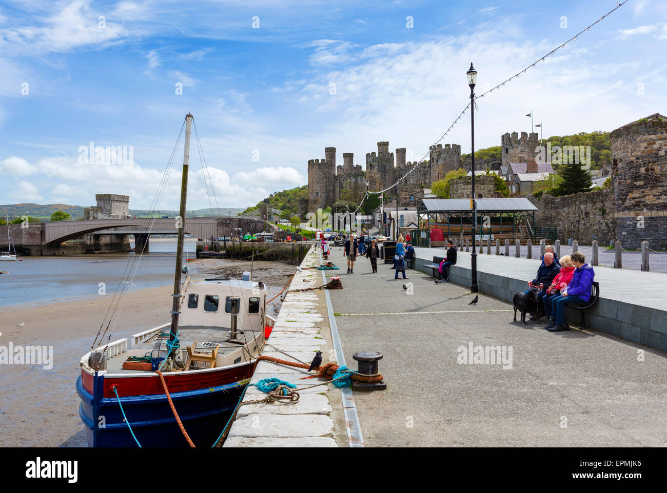 Niedriger Gate Street mit Conwy Castle in der Ferne, Conwy, North Wales, UK Stockfoto