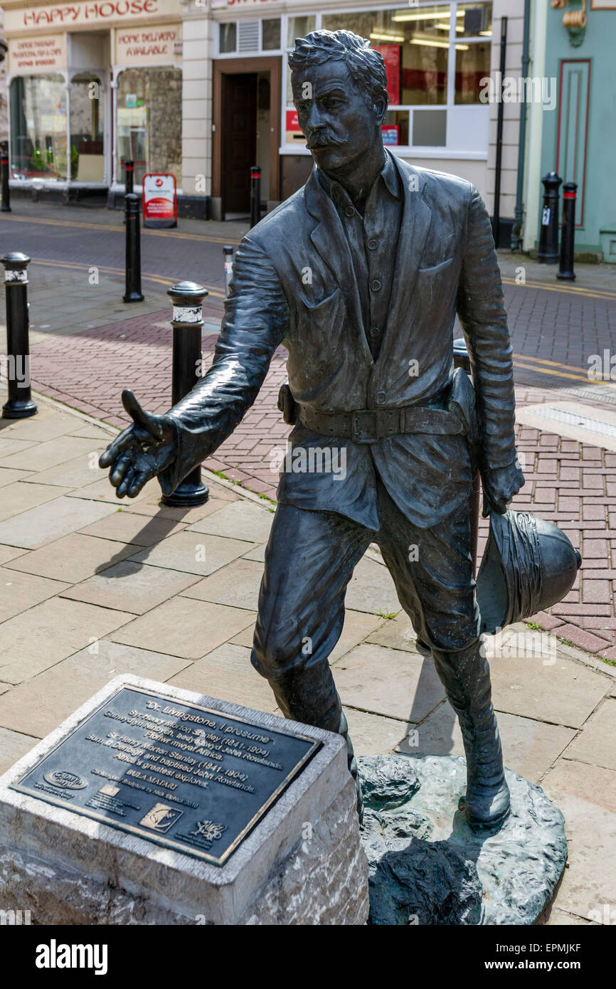 "Dr. Livingstone ich vermute", Nick Elphick 2010-Statue von Explorer Sir Henry Morton Stanley, High Street, Denbigh, Wales, UK Stockfoto