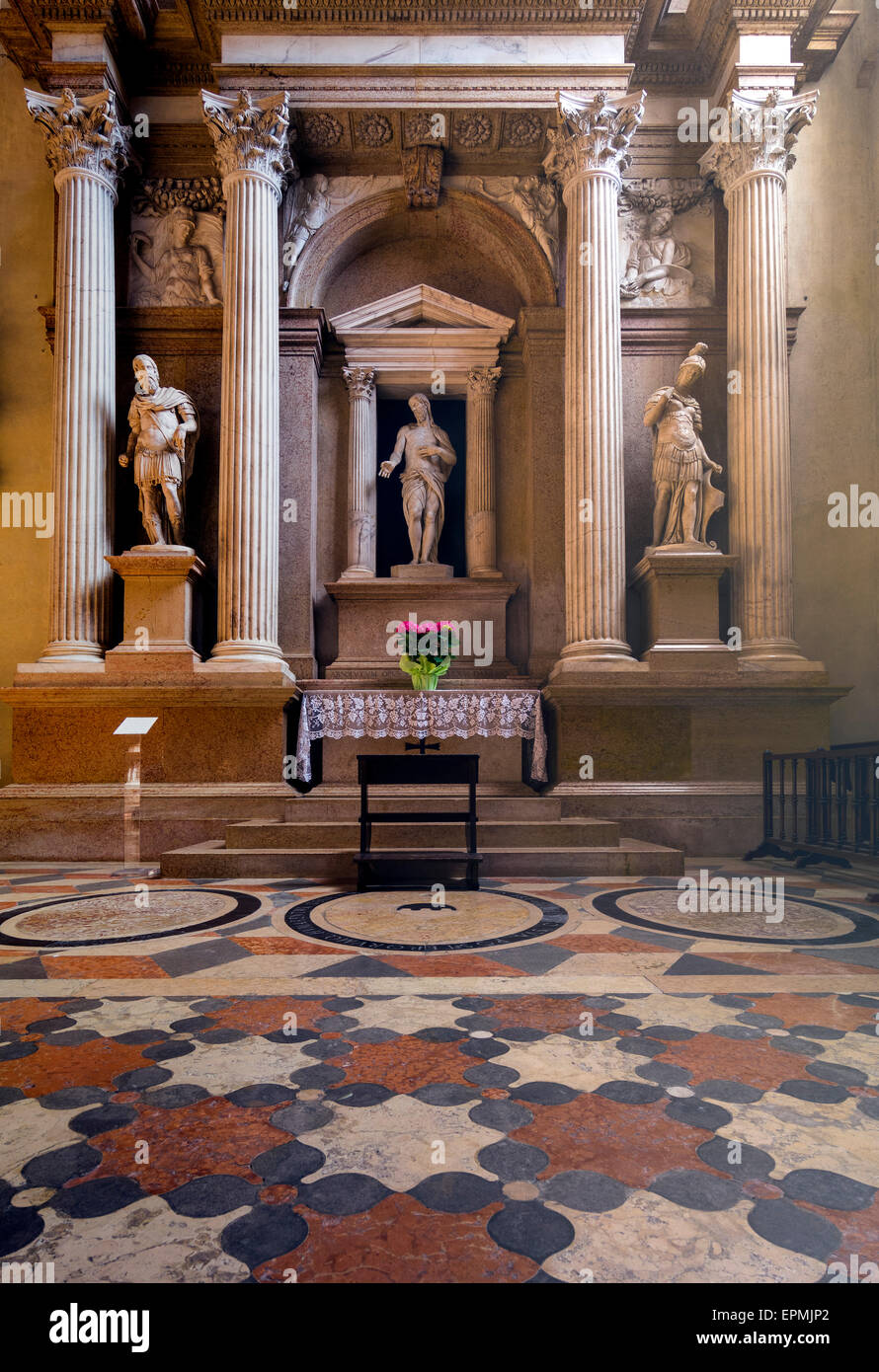 Klassische Gruppe aus dem Inneren der Basilika Sant'Anastasia in Verona, Italien Stockfoto