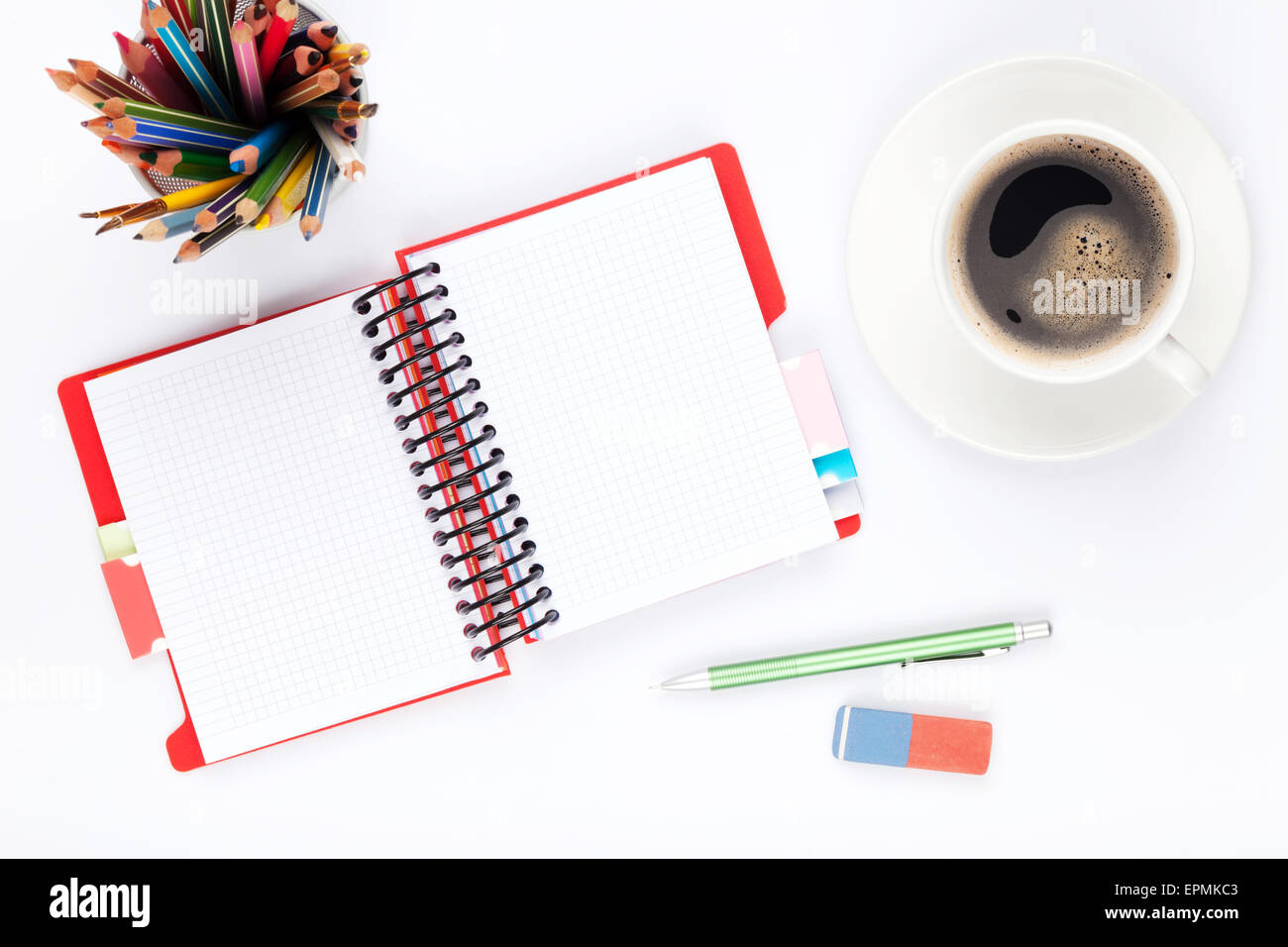 Büro Schreibtisch Tisch mit Zubehör und Kaffeetasse auf weißem Hintergrund Stockfoto