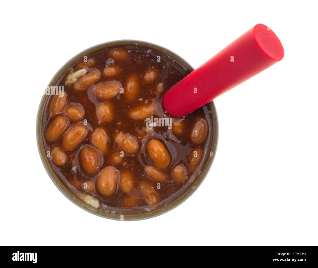 Draufsicht auf eine Dose gebackene Bohnen mit einem roten Griff Löffel eingefügt auf einem weißen Hintergrund geöffnet. Stockfoto